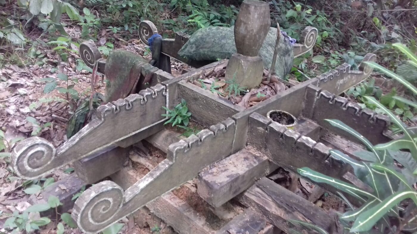 Ein Grab der Senoi im Regenwald