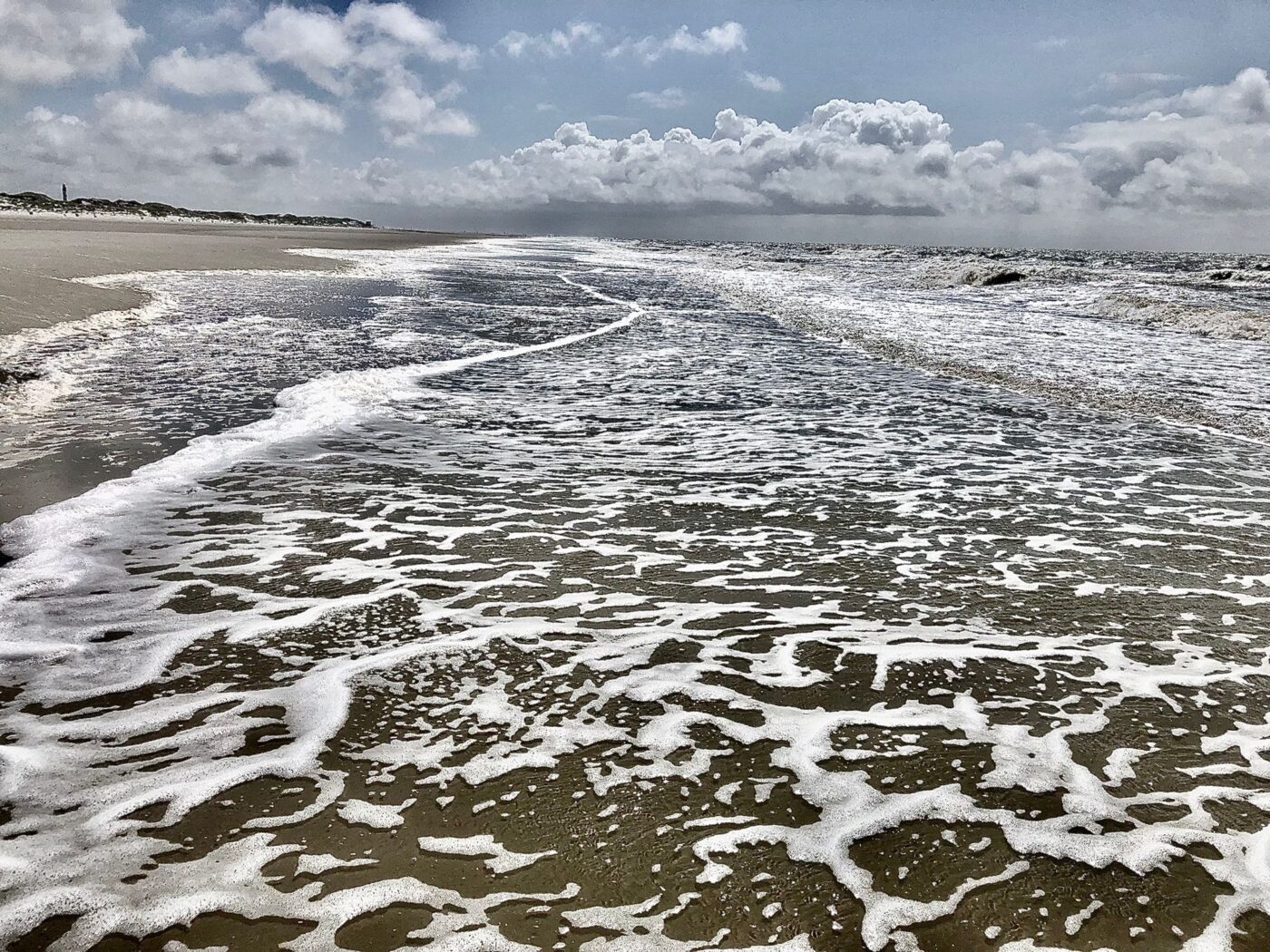 Wellen am Ostseestrand als Bild für den Neuanfang nach einer Trennung