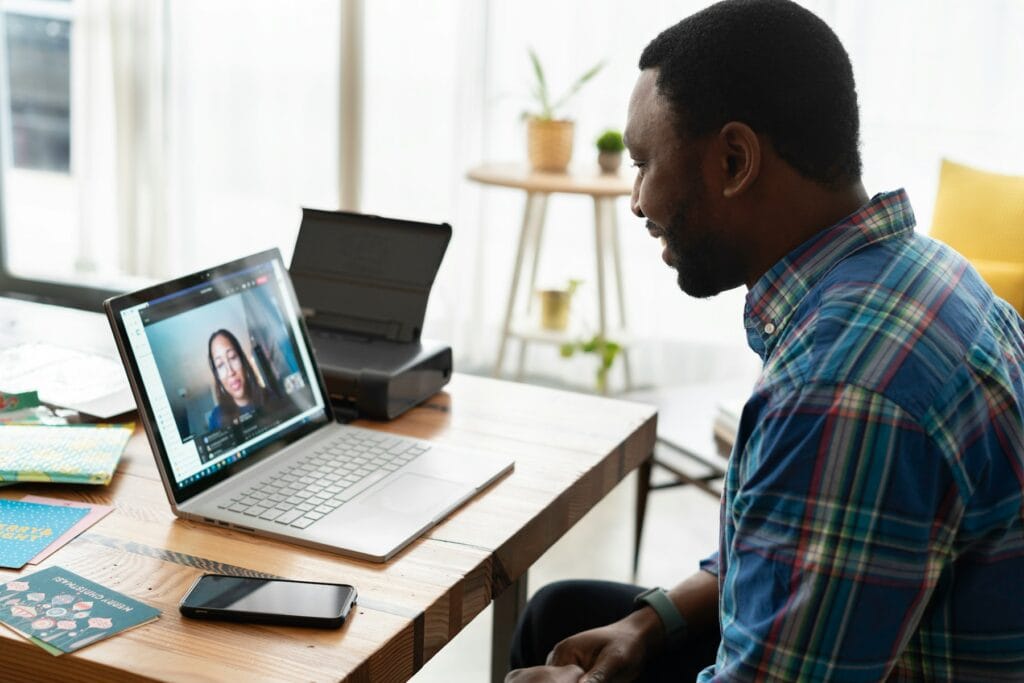 Mann führt ein persönliches 1:1-Coaching per Video am Laptop